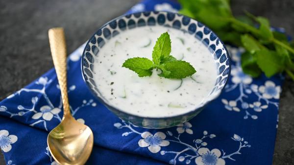 طرز تهیه ماست و خیار سریع و آسان