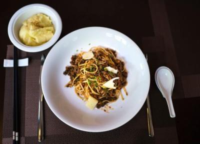 طرز تهیه ماکارونی ایرانی با ته دیگ سیب زمینی؛ رازهای مایه گوشت